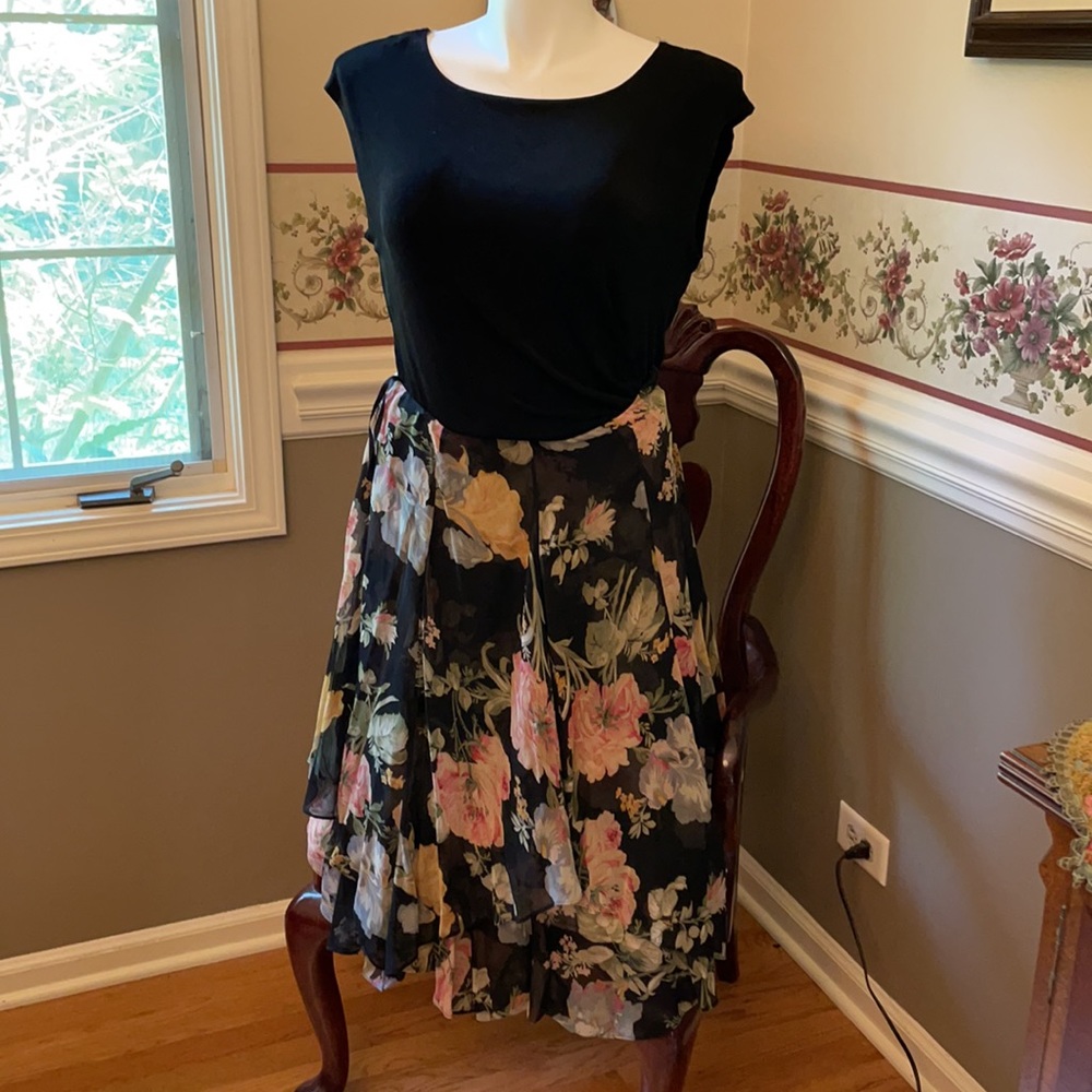 Gorgeous Ralph Lauren layered silk skirt in EUC
